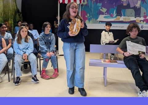 O alumnado de quinto de primaria interpretou varias cantigas tradicionais, con pandeireteira incluída